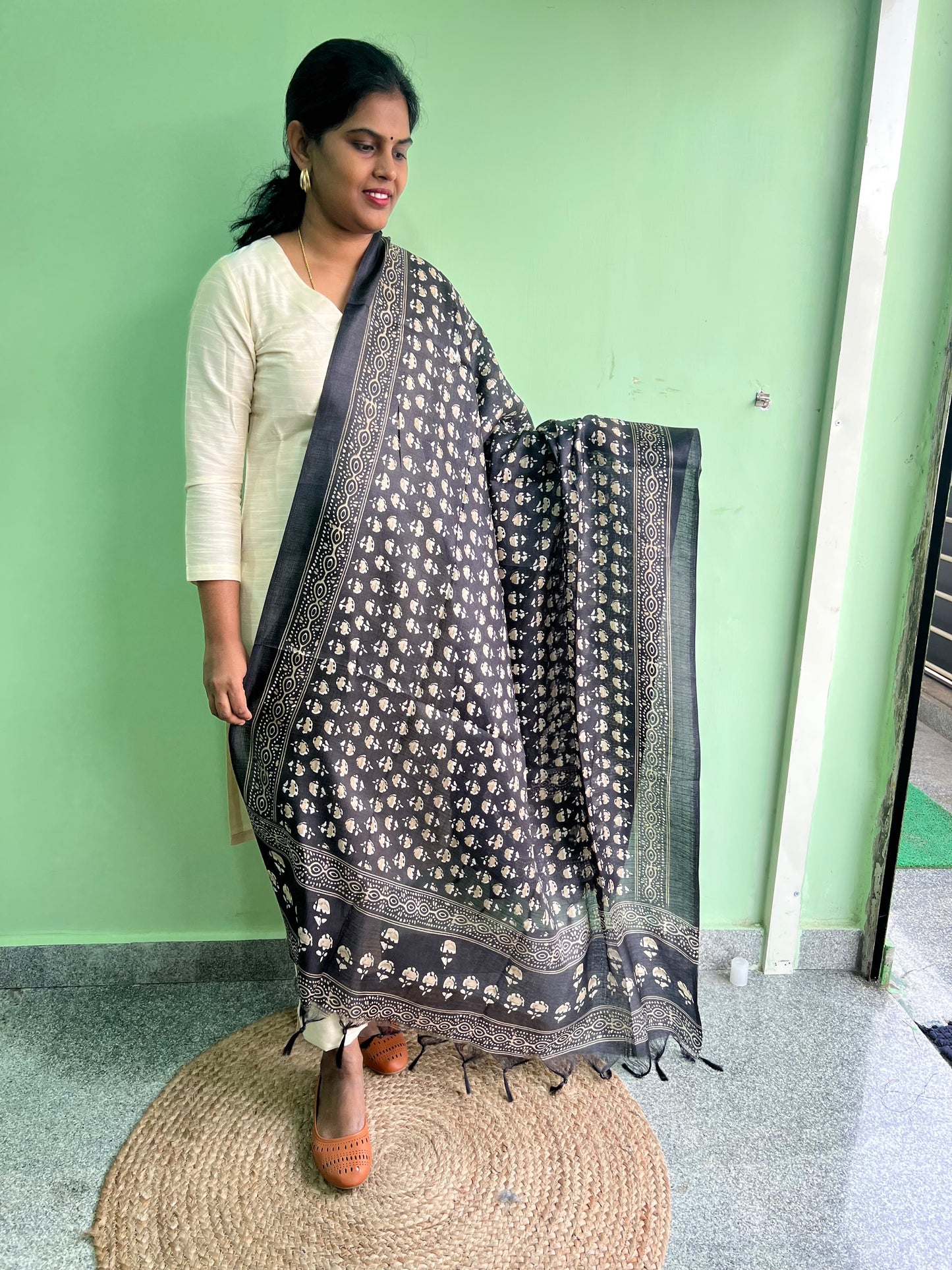 Kadhi silk Dupatta - Black floral