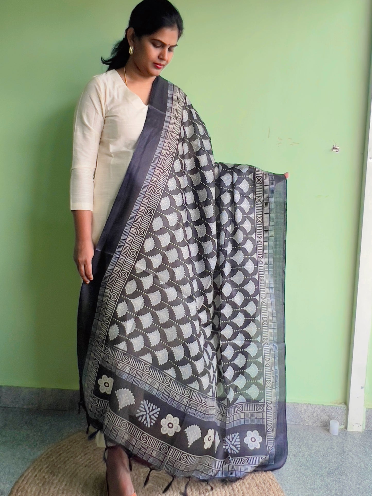 Kadhi silk Dupatta - Black diamond