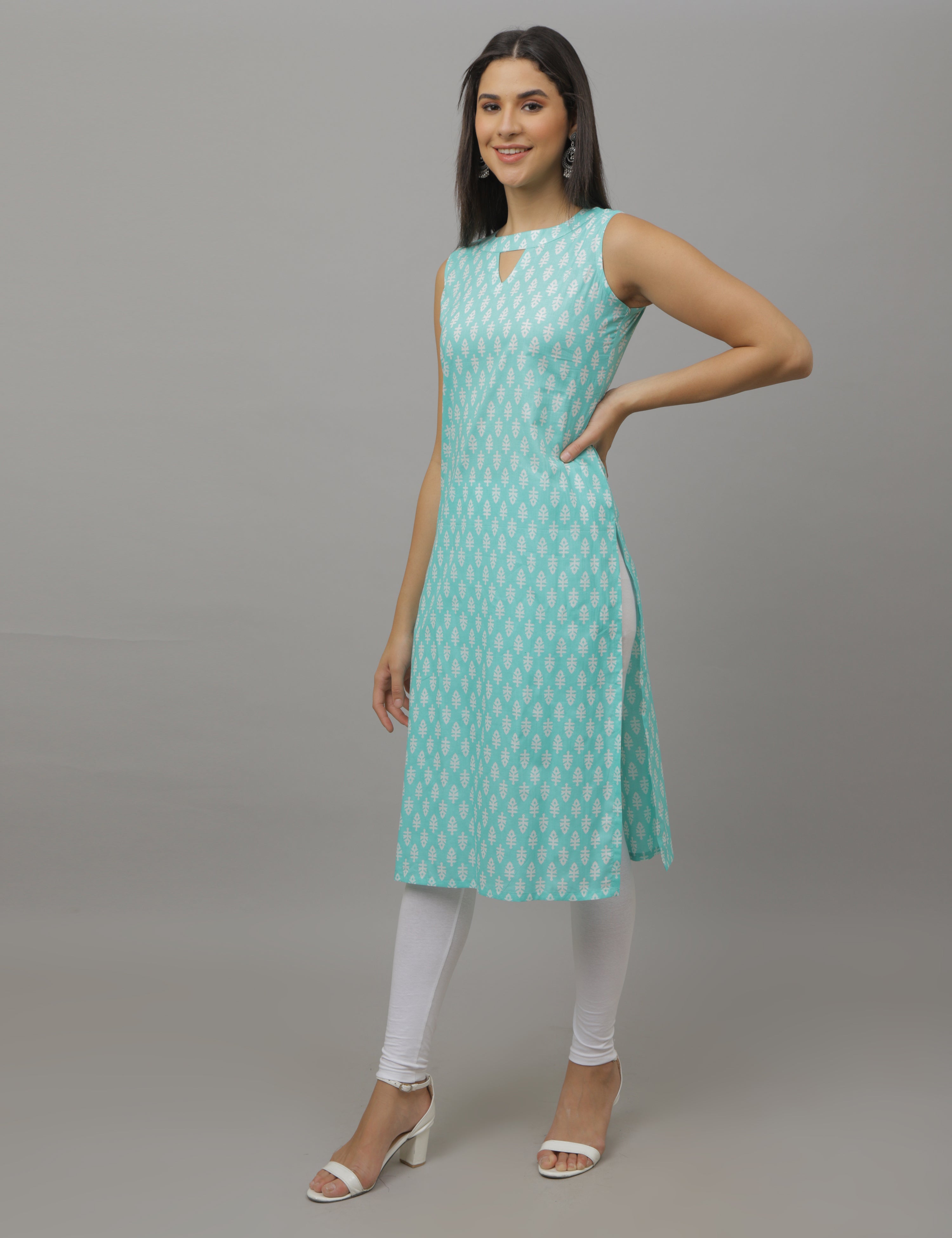 Boat neck outlet sleeveless kurti