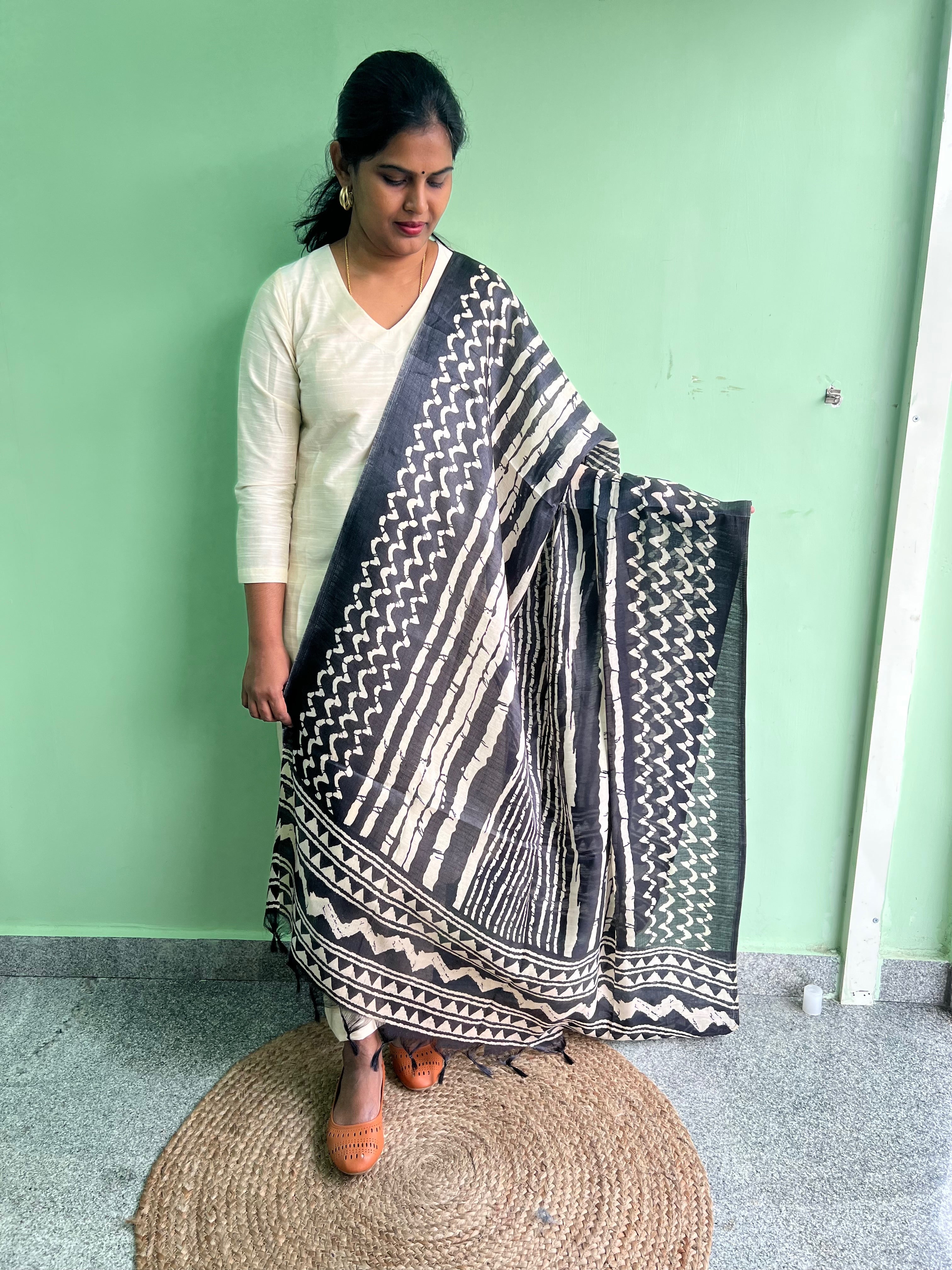 Kadhi silk Dupatta - Black Lines